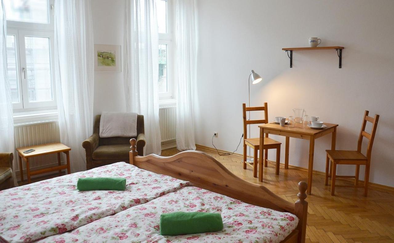 1090 * Viena