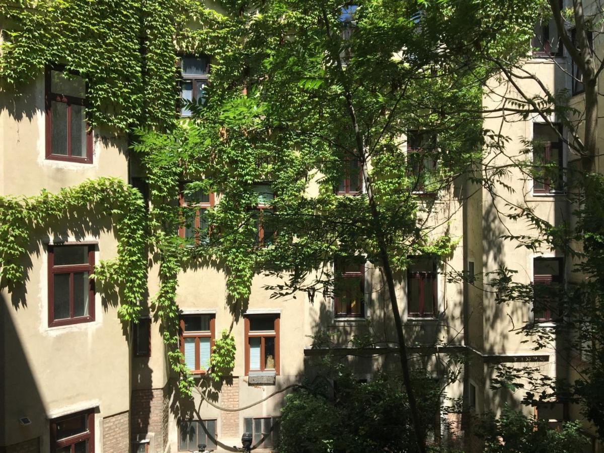 1090 * Viena