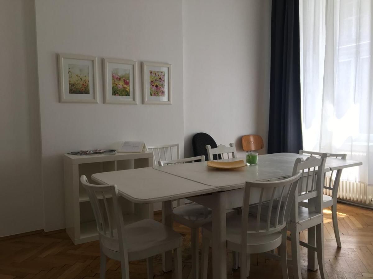 1090 * Viena