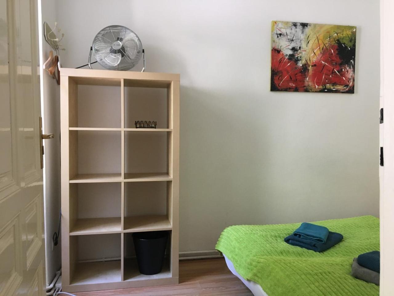 1090 * Viena